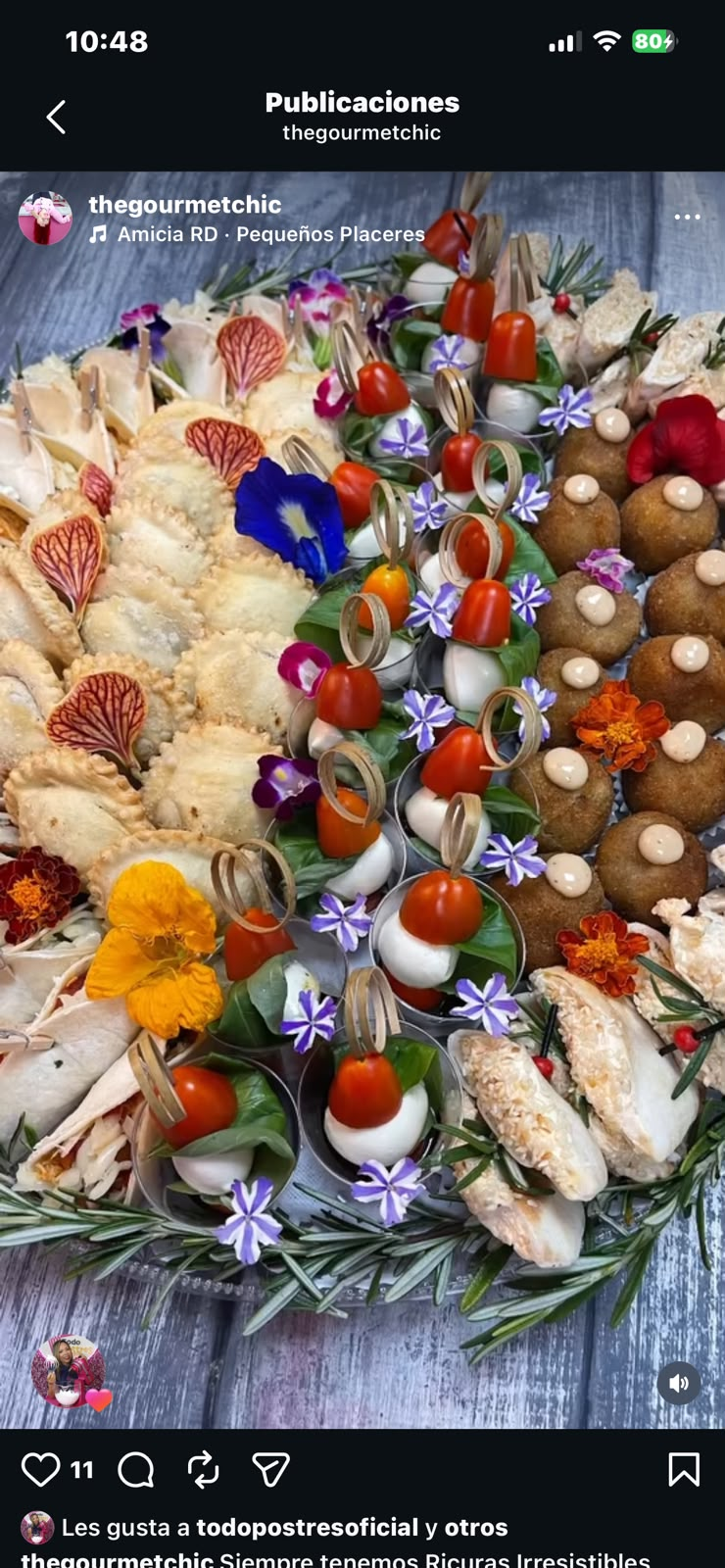 Bandeja de picaderas de Gourmet Chic con brochetas, empanaditas y flores
