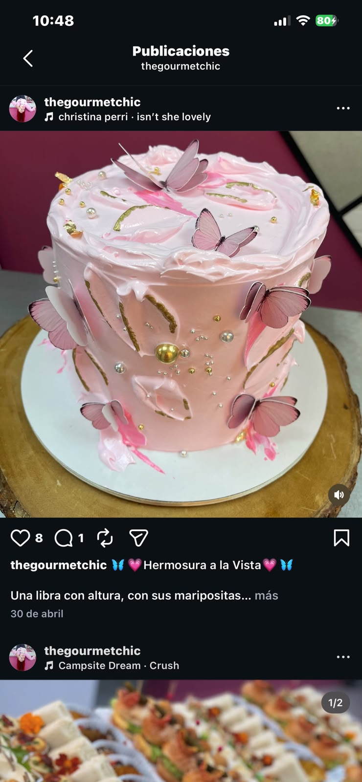 Pastel rosa de Gourmet Chic decorado con mariposas y detalles dorados
